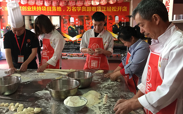 师傅与学员共享劳动果实